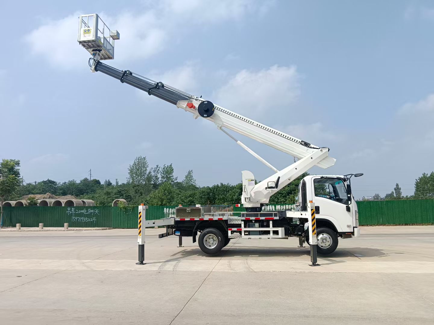 Isuzu Telescopic-Boom Aerial Work Platform Truck